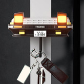 جا کلیدی دیواری طرح تویوتا با چراغ روشن شونده