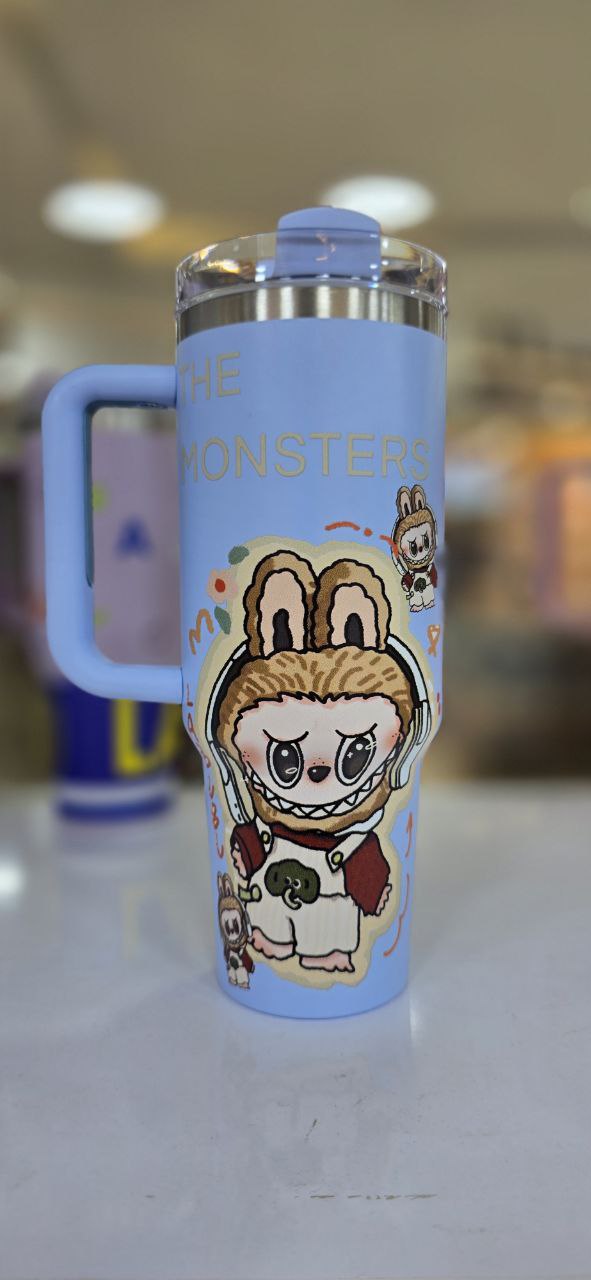 ماگ استنلی لبوبو روی میز آشپزخانه