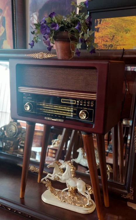 رادیو بزرگ والتر روی میز خانه یا محل کار