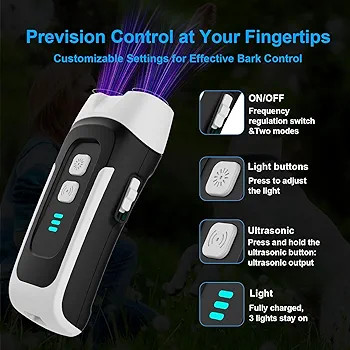 نمای نزدیک از دکمهها و چراغ چشمکزن دستگاه تربیت سگ.